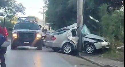 Un muerto deja choque de Jetta contra poste en carretera Las Trancas- Coatepec