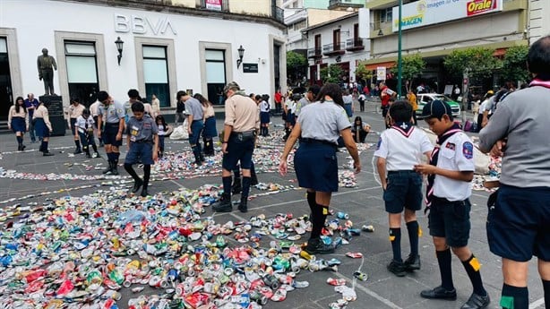 Scouts formaron una Flor de Lis con latas para crear conciencia del reciclaje