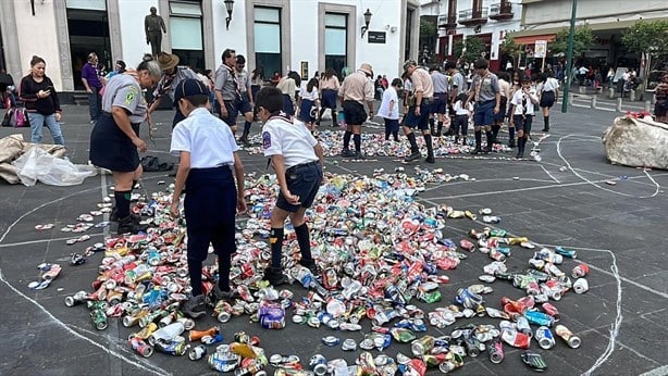Scouts formaron una Flor de Lis con latas para crear conciencia del reciclaje