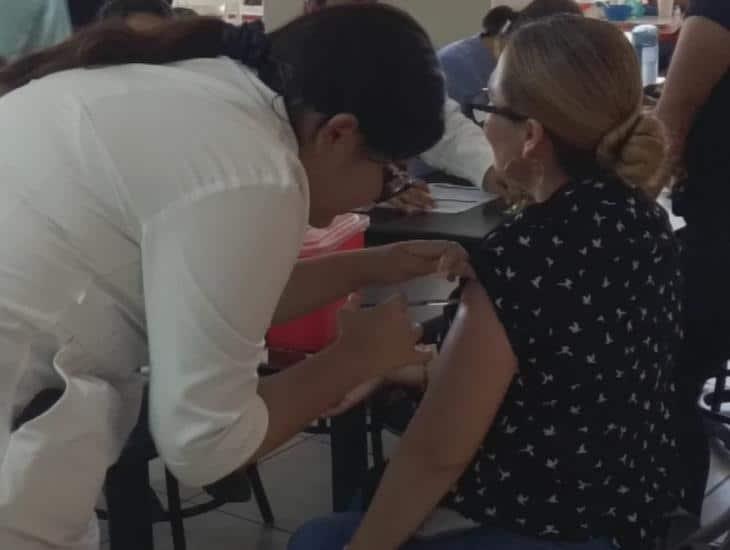 Llevan vacunación contra Influenza y Covid a zonas públicas de Veracruz
