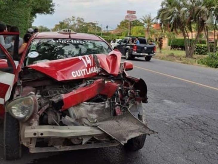 Chocan taxi y camioneta en la carretera federal Córdoba - Veracruz