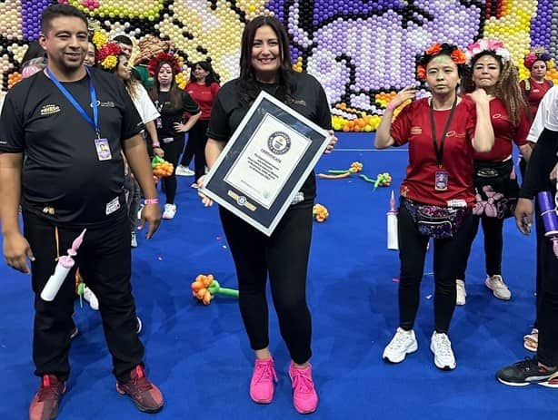 Veracruzanos rompen récord Guinness con El Mosaico de Globos Más Grande del Mundo