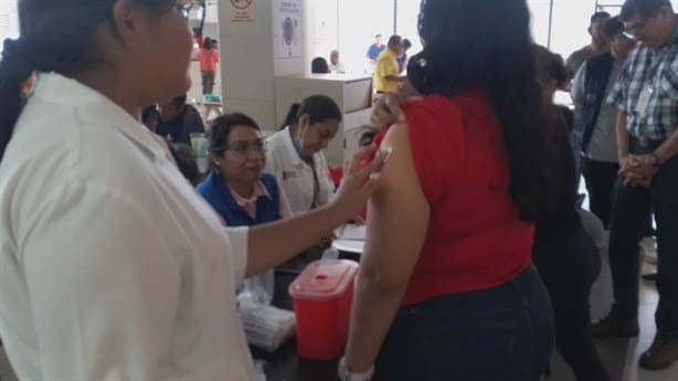Llevan vacunación contra Influenza y Covid a zonas públicas de Veracruz