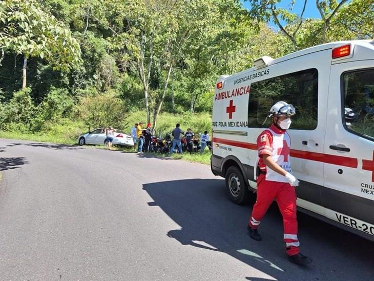 Motociclista termina en predio baldío luego de chocar en carretera de Córdoba