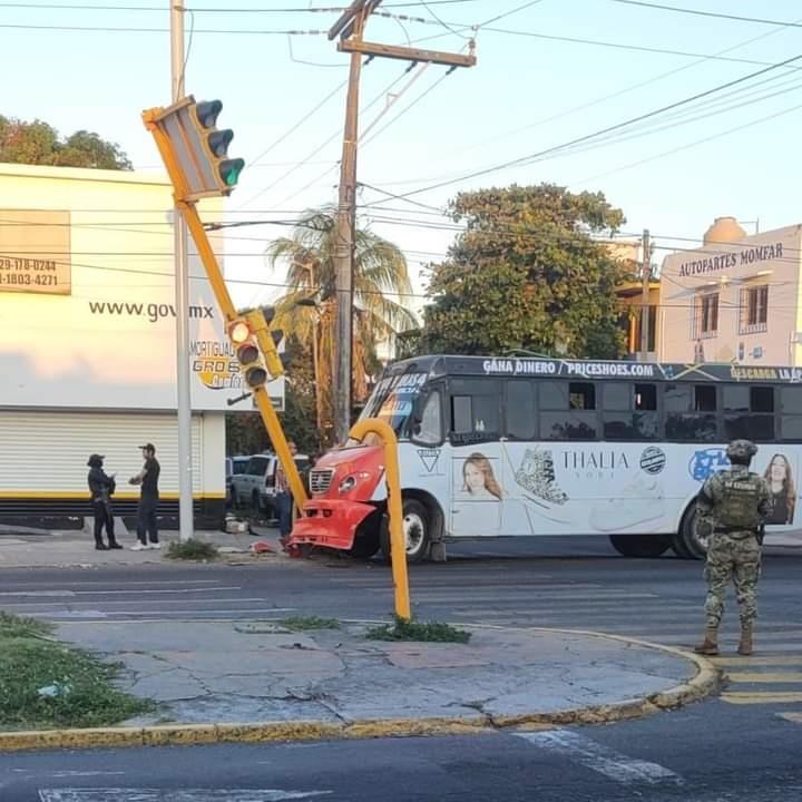 Autobús urbano se estrella contra semáforo en Veracruz; pasajeros resultan con golpes