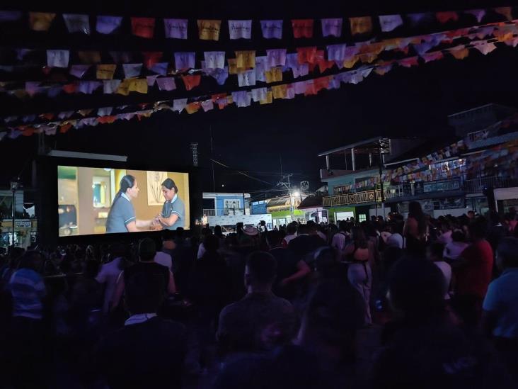 Proyectan el filme ‘Luna negra’ en Plaza Central de Jalcomulco, en  Veracruz