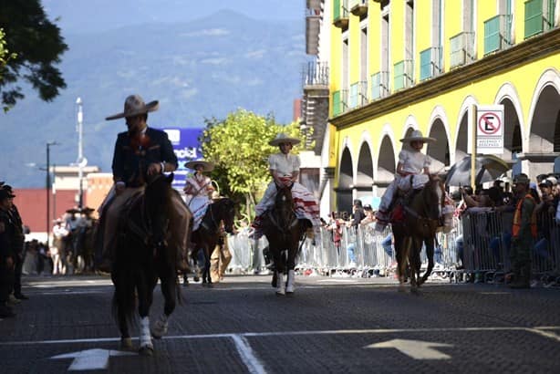 Desfile conmemorativo de la Revolución, entre protestas contra Gobierno de Veracruz