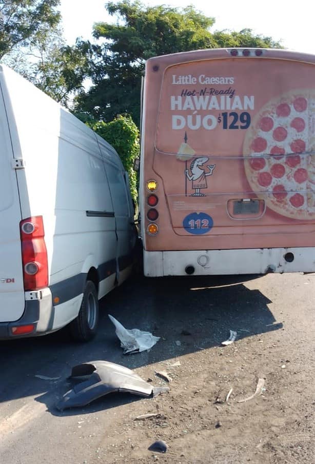 Caos en carretera Córdoba-Veracruz por choque; hay dos heridos