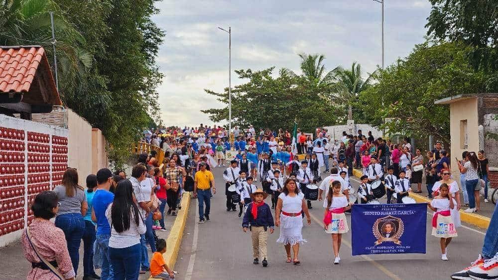 Realizan desfile por el 113 aniversario de la Revolución Mexicana en Úrsulo Galván