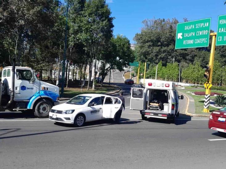 Revolvedora y auto chocan en glorieta del Velódromo de Xalapa
