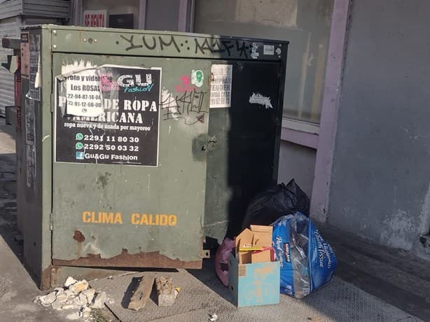 En centro de Veracruz abren puertas de un transformador y le dejan basura