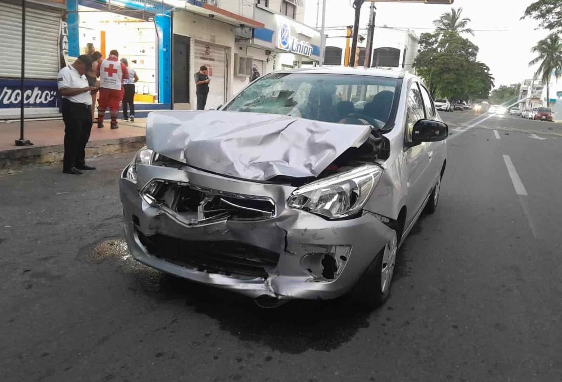 Motociclista fue impactado por automóvil en Veracruz tras pasarse el semáforo