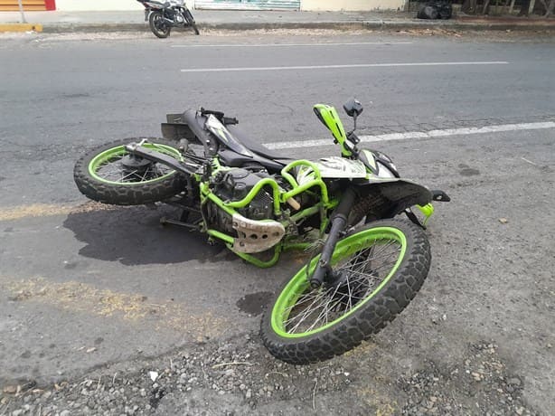 Motociclista fue impactado por automóvil en Veracruz tras pasarse el semáforo