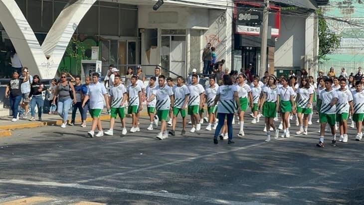 Participan más de 2 mil personas en desfile del 20 de noviembre en Poza Rica