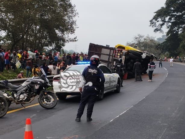 Vuelca camión cargado de frutas y verduras en la Puebla-Orizaba; se desata rapiña (+Video)