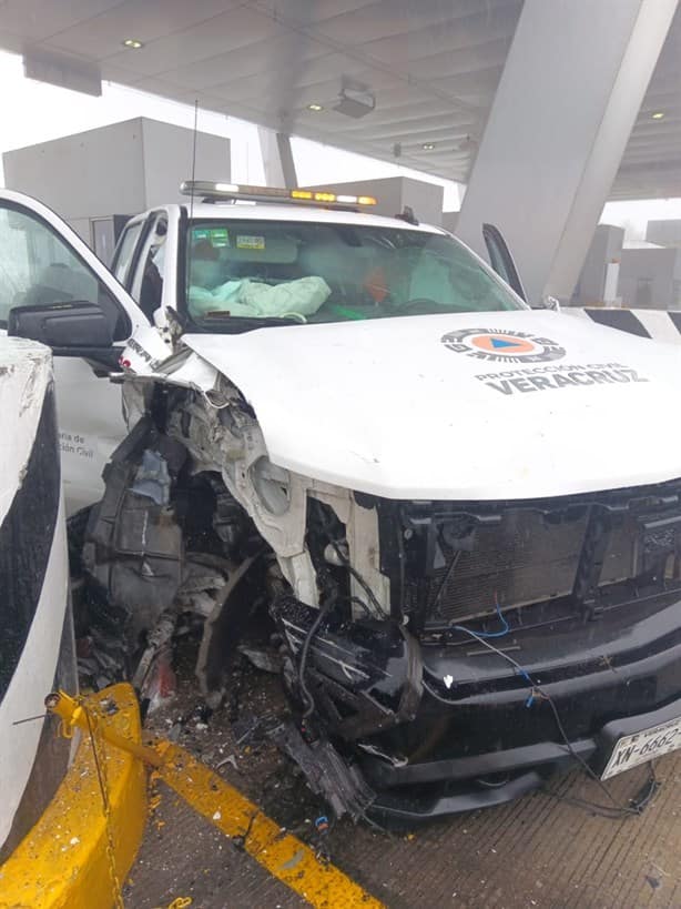 Camioneta de Protección Civil estatal choca contra caseta de peaje de Las Vigas