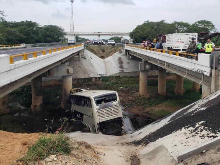 Sube a 12 el número de fallecidos por accidente en carretera La Tinaja-Acayucan