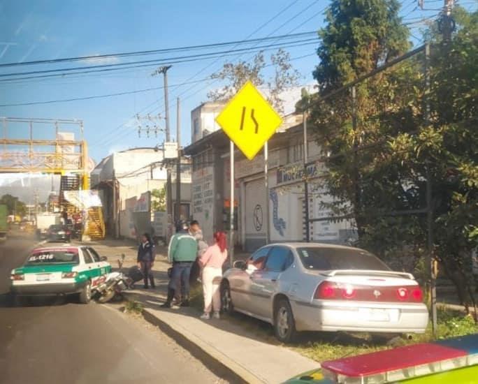 Motociclista choca contra taxi en Banderilla