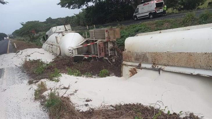 Vuelca tráiler en la autopista La Tinaja - Cosamaloapan