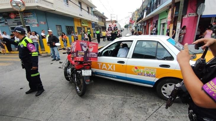 Moto repartidor se impacta contra taxi y termina en el hospital en Córdoba