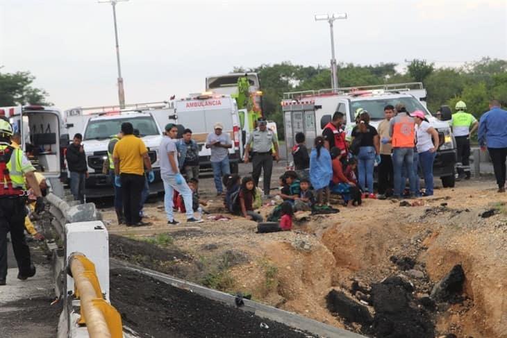 Accidente en la carretera La Tinaja-Acayucan deja 5 fallecidos y 56 lesionados