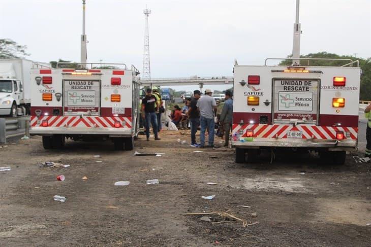 Accidente en la carretera La Tinaja-Acayucan deja 5 fallecidos y 56 lesionados