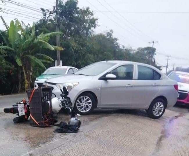 Choque entre moto y auto deja un lesionado en la carretera Las Trancas-Coatepec