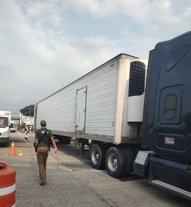 Abandonan a 215 migrantes en caja de un tráiler en Cosamaloapan, Veracruz