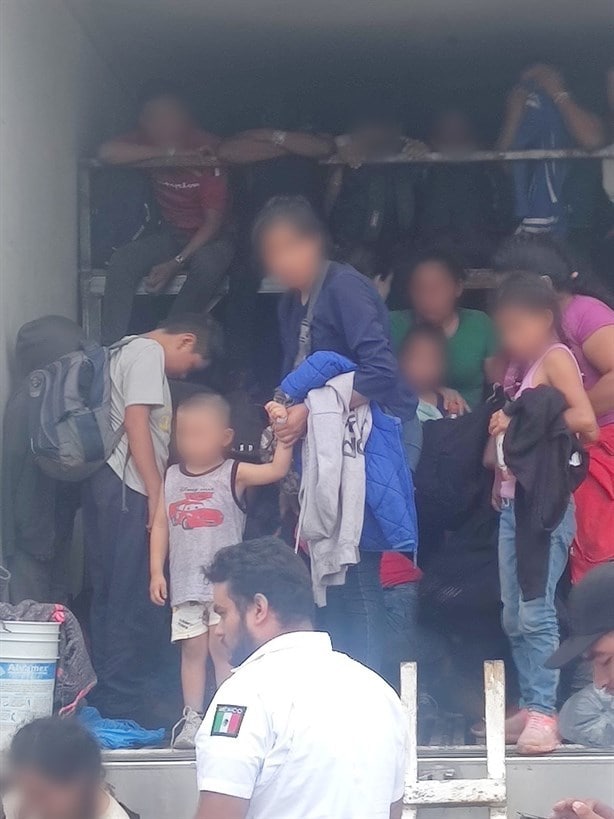 Abandonan a 215 migrantes en caja de un tráiler en Cosamaloapan, Veracruz