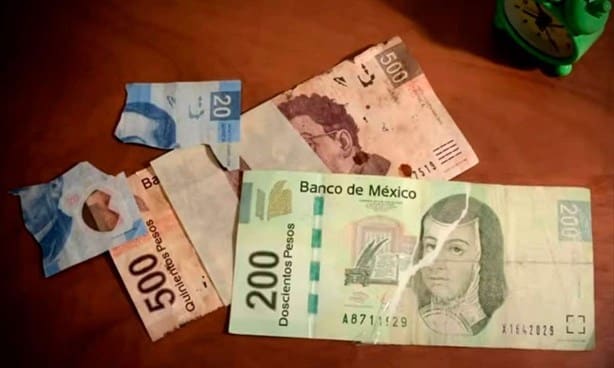 Así puedes reportar a un banco si no quiere cambiar tus monedas y billetes