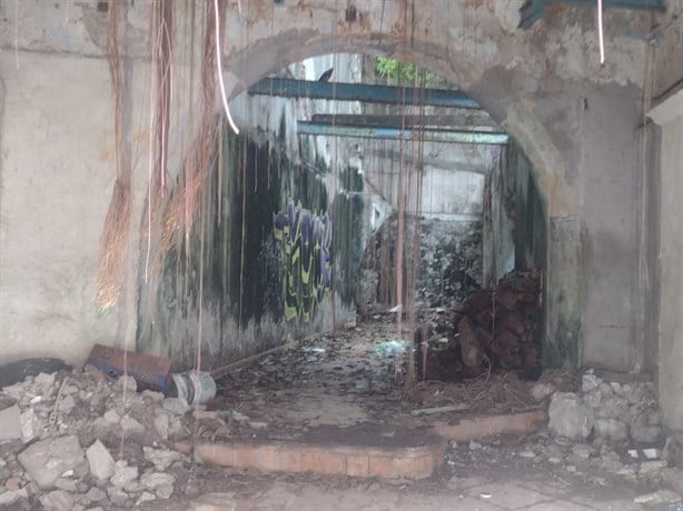 Dejan al descubierto inmueble abandonado en centro de Veracruz