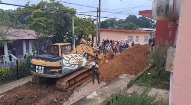 Trabajadores mueren sepultados tras derrumbe en obra de drenaje, en Amatlán