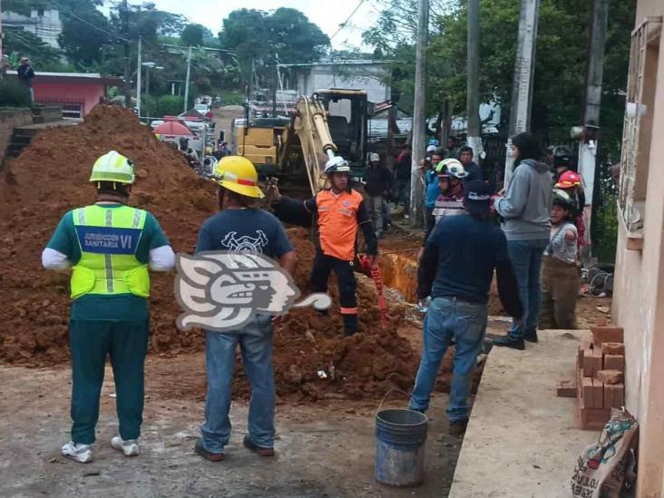 Trabajadores mueren sepultados tras derrumbe en obra de drenaje, en Amatlán