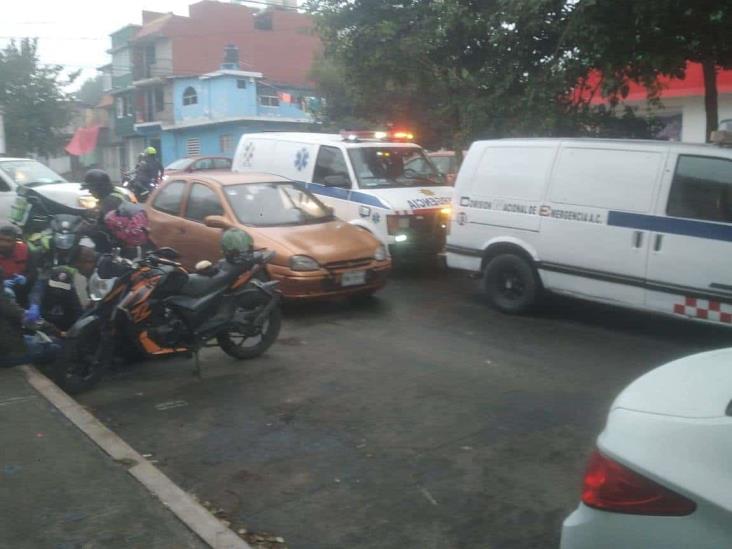 Motociclistas resultan lesionados tras derrapar en la colonia Rafael Lucio, en Xalapa