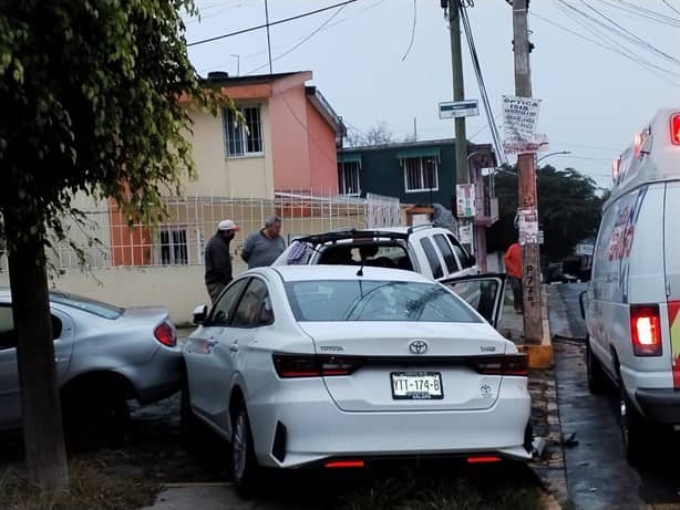 Jeep choca contra auto estacionado en calles de Xalapa