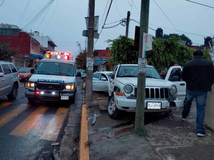 Jeep choca contra auto estacionado en calles de Xalapa