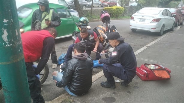 Motociclistas resultan lesionados tras derrapar en la colonia Rafael Lucio, en Xalapa