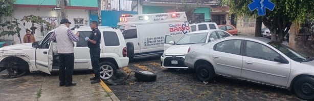 Jeep choca contra auto estacionado en calles de Xalapa