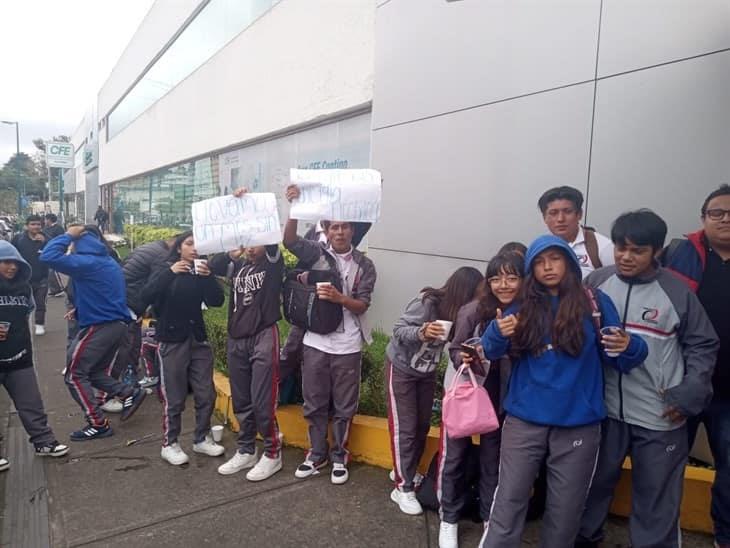 Estudiantes y maestros del Telebachillerato Independencia toman instalaciones de CFE en Xalapa