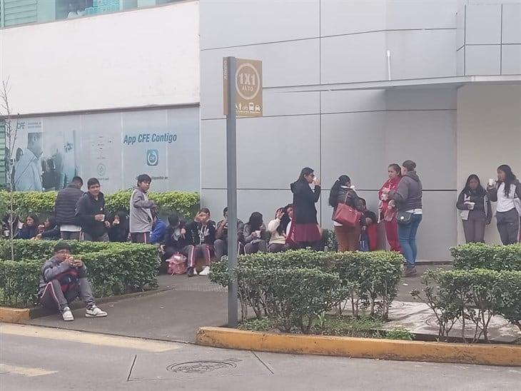 Estudiantes y maestros del Telebachillerato Independencia toman instalaciones de CFE en Xalapa