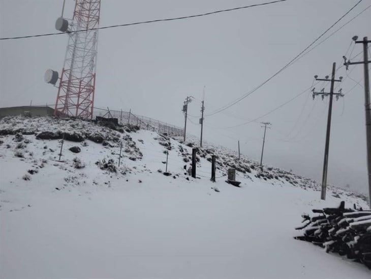 El Cofre de Perote y Pico de Orizaba amanecen cubiertos de nieve