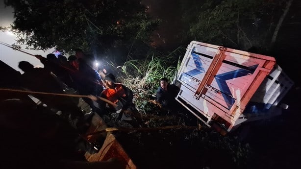 Camionetas se desbarrancan en carretera de Los Reyes