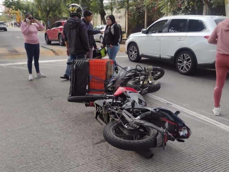 Chocan motocicletas en bulevar Guízar y Valencia, en Xalapa