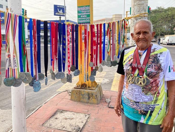 Atleta veracruzano de 84 años botea en las calles para competir en Suecia