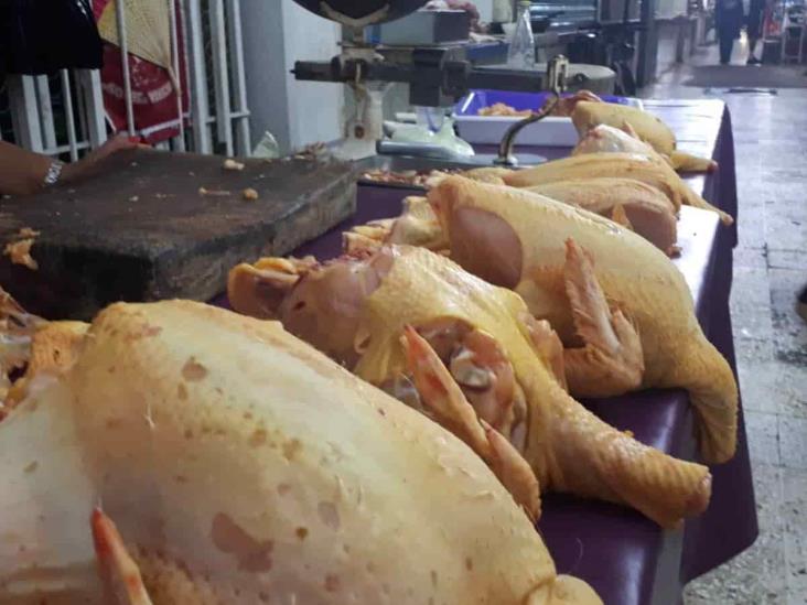 Incremento en el precio del pollo pone en jaque a amas de casa de Misantla 