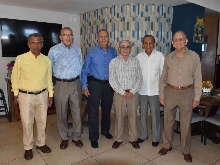 Egresados del Ilustre Instituto Veracruzano realizan encuentro