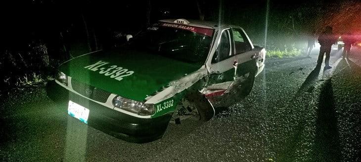 Choque de taxi y camioneta en Almolonga en Naolinco