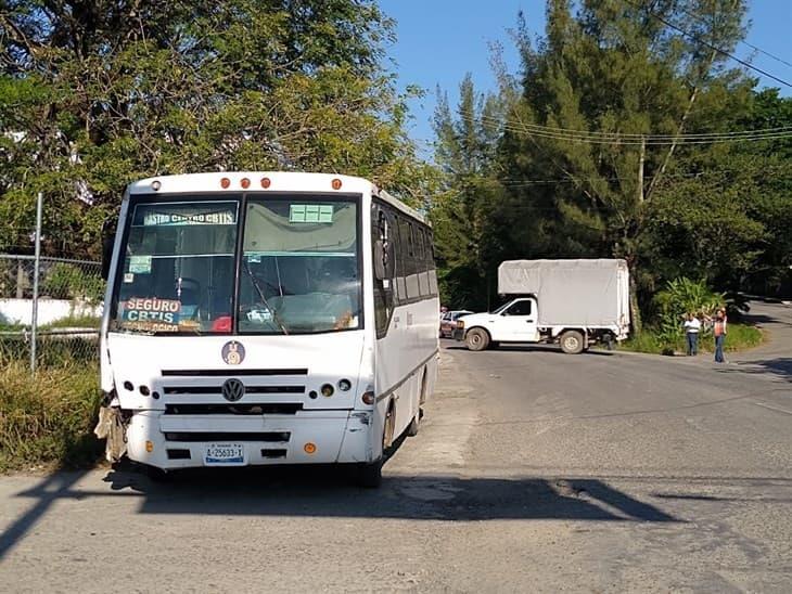 Chocan por alcance autobús y camioneta en Misantla