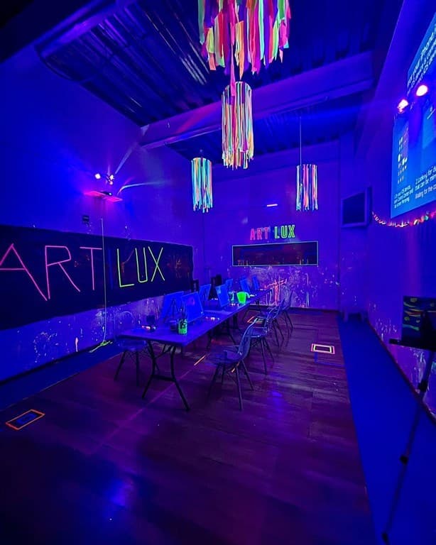 Llega a Xalapa, Artilux: un lugar para pintar con luz neón 