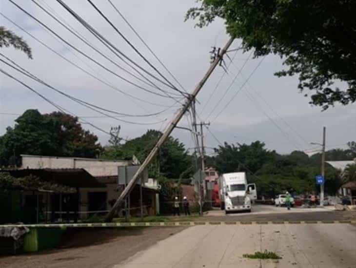 Cierran la carretera Coatepec - Las Trancas por caída de un poste de CFE 